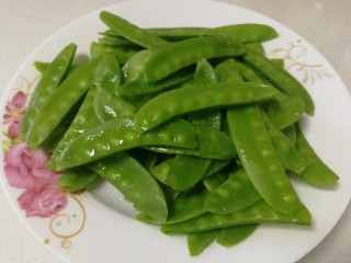 3、荷兰豆炒香肠,去掉两头的筋。