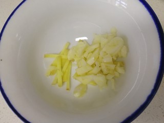 5、荷兰豆炒香肠,一瓣蒜切碎，一片姜切丝。
