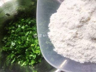 4、韭菜鸡蛋饼,加入面粉。