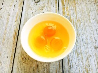 4、番茄鸡蛋菜花,准备好3和鸡蛋，磕入碗中，用筷子打散。