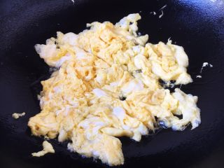 5、番茄鸡蛋菜花,热锅热油将鸡蛋炒熟备用。