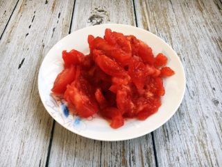 8、番茄鸡蛋菜花,将番茄切成小块。