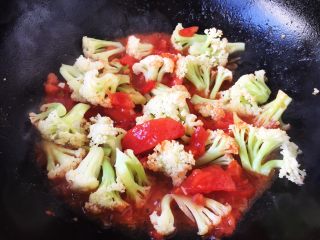 11、番茄鸡蛋菜花,放入菜花。