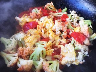 12、番茄鸡蛋菜花,放入炒好的鸡蛋。