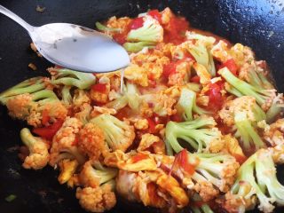 14、番茄鸡蛋菜花,放入1勺的水淀粉勾芡。