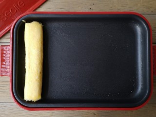 9、酷夏里的小清新——青瓜厚蛋烧,卷至锅的另一端。