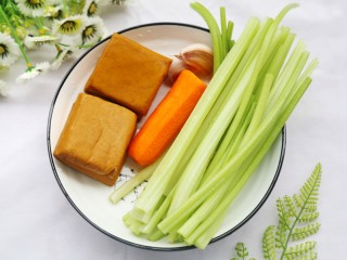 1、无敌下饭的芹菜炒香干,准备食材：芹菜1把，香干4片，胡萝卜1截，蒜2颗。生抽1勺、耗油1勺，豆瓣酱1勺。