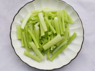 2、无敌下饭的芹菜炒香干,芹菜去茎洗净切段。