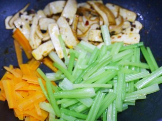 12、无敌下饭的芹菜炒香干,炒匀。