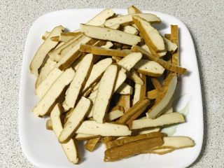 5、家常小炒韭菜香干,香干都切好了备用。