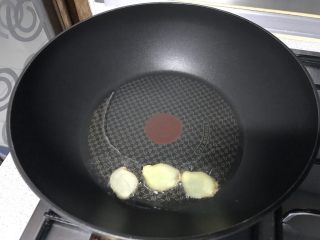 6、家常小炒韭菜香干,油锅炸香姜片。