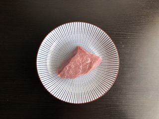 1、孜然牙签牛肉,准备牛里脊肉，反复冲洗干净