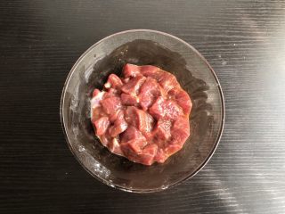 3、孜然牙签牛肉,加入料酒，糖，盐，味极鲜，蚝油，淀粉，抓匀腌制半小时