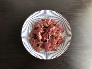 4、孜然牙签牛肉,用牙签将牛肉块串起，一根牙签串2块