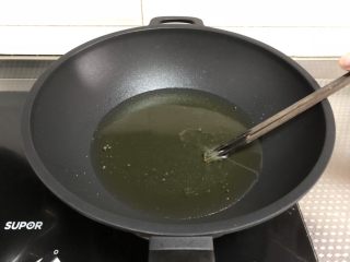 5、孜然牙签牛肉,锅中倒入稍多油，五成热