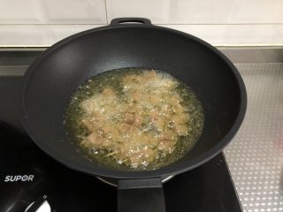 6、孜然牙签牛肉,将牛肉下锅，用筷子不停搅动，中小火