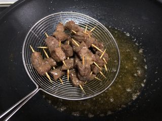 7、孜然牙签牛肉,炸至牛肉粒边缘焦黄捞出沥油，大概6分钟