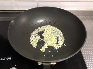 8、孜然牙签牛肉,另起锅倒油，烧热放入葱姜蒜末炒香