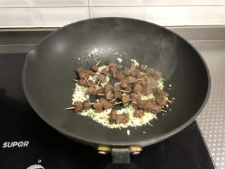 9、孜然牙签牛肉,倒入牙签牛肉翻炒均匀