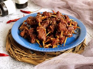 11、孜然牙签牛肉,盛盘