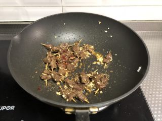 10、孜然牙签牛肉,倒入孜然粉，孜然粒，辣椒粉翻炒均匀即可