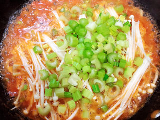 13、番茄金针菇汤,再放入芹菜末。