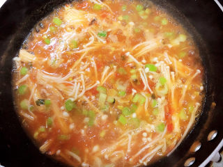 14、番茄金针菇汤,翻炒均匀，熬煮2分钟。