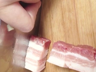 2、红烧肉,切成小块