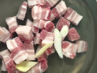 3、红烧肉,凉水下锅放入葱姜,料酒煮出浮沫