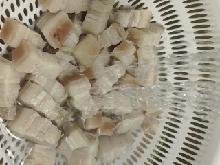 4、红烧肉,捞出洗净控干水分