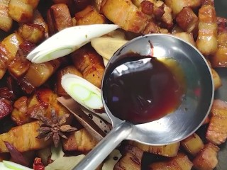 8、红烧肉,放入葱姜,八角,桂皮香叶,干辣椒,生抽,老抽,耗油炒匀