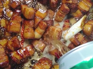 9、红烧肉,放入一罐啤酒