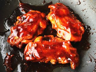 15、照烧鸡腿,最后，汁收的很粘稠，鸡腿表面上色也很完美。