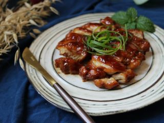 18、照烧鸡腿,小葱一棵切成丝。装饰一下就可以上桌了。