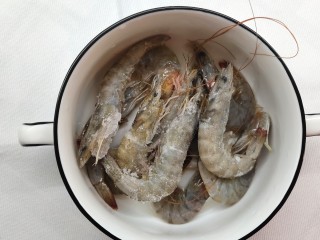2、猪肉大虾煎饺,大虾剥壳，去除虾线，用剪刀把背部剪开。