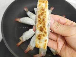 6、猪肉大虾煎饺,平底锅加热刷一层油，中火煎到饺子底部金黄色