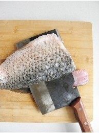 4、水煮鱼,再将另一侧鱼肉片下来