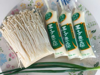 1、金针菇豆腐,准备食材