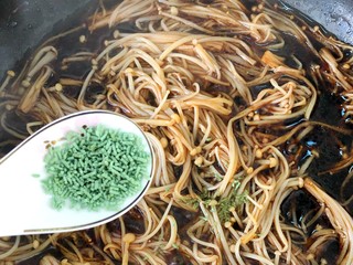 9、金针菇豆腐,加入少许鸡精