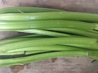 1、香肠炒芹菜,芹菜洗干净