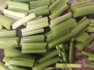 2、香肠炒芹菜,切段