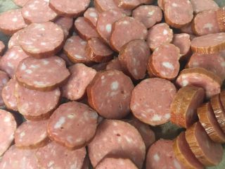 5、香肠炒芹菜,切段