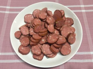 6、香肠炒芹菜,盛入碟内备用