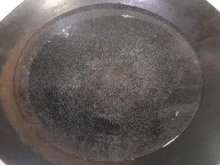 7、香肠炒芹菜,锅内加水加热