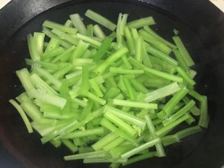 8、香肠炒芹菜,水开后加入芹菜，焯水后立即过凉水