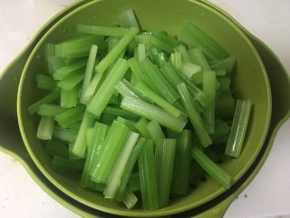 9、香肠炒芹菜,水沥干备用