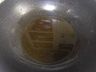 10、香肠炒芹菜,锅内倒油加热