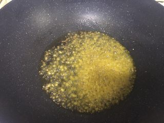 11、香肠炒芹菜,加入姜末爆香