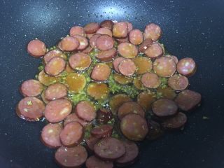 12、香肠炒芹菜,加入香肠