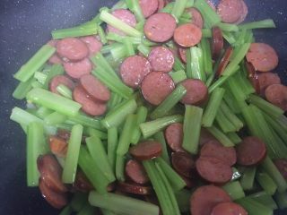 13、香肠炒芹菜,加入芹菜